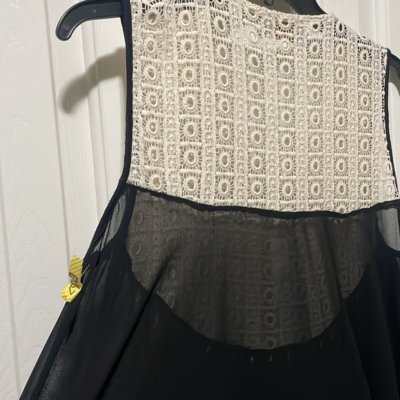 Crochet cream and black top . Great used condition no flaws - Picture 6 of 7